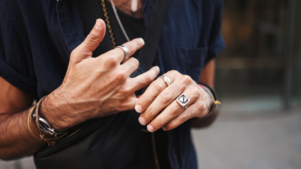 Close-up,Of,Male,Hands,In,Bracelets,And,Rings.,Man,Adjusts bijou homme tendance – Image 1